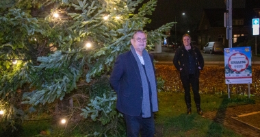 Kerstboom op het Dorpsplein weer volop in het licht